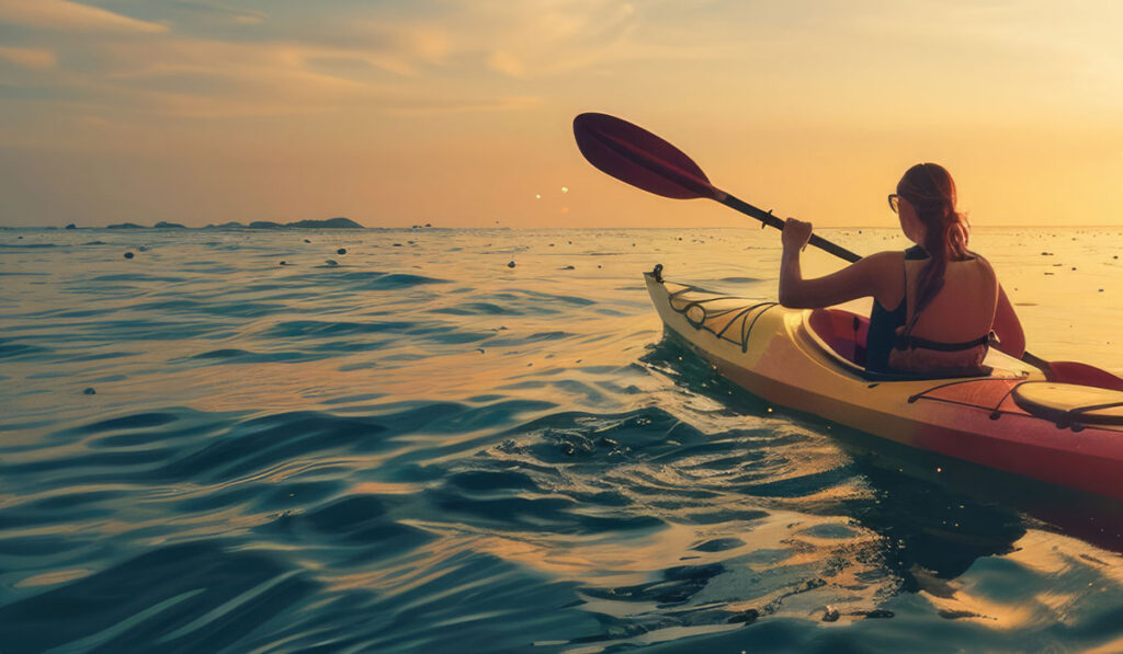 kajakarka o zachodzie słońca